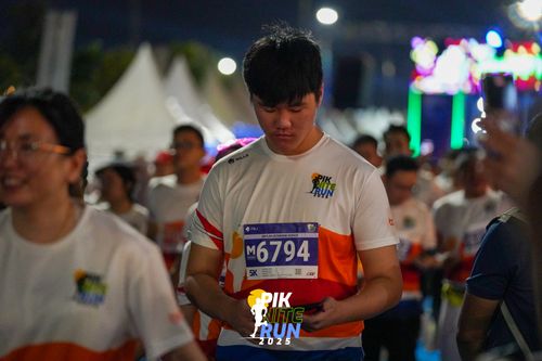 Race photo from PIK NITE RUN 2025