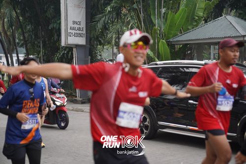 Race photo from ONE RUN 10 K