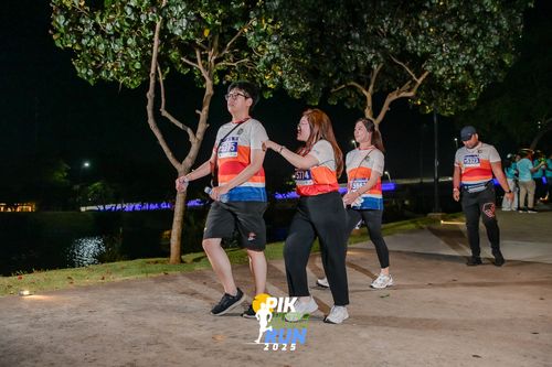 Race photo from PIK NITE RUN 2025