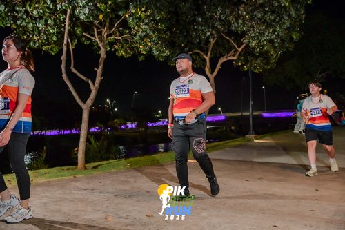 Race photo from PIK NITE RUN 2025