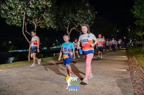Race photo from PIK NITE RUN 2025