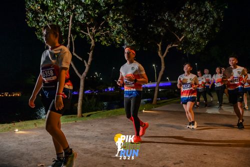Race photo from PIK NITE RUN 2025