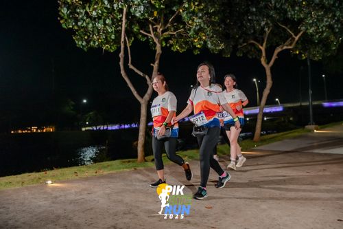 Race photo from PIK NITE RUN 2025