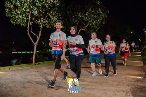 Race photo from PIK NITE RUN 2025