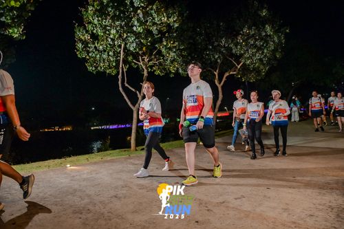 Race photo from PIK NITE RUN 2025