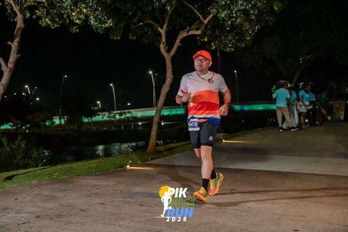 Race photo from PIK NITE RUN 2025