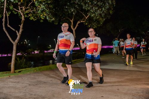 Race photo from PIK NITE RUN 2025