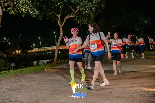 Race photo from PIK NITE RUN 2025