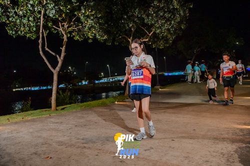 Race photo from PIK NITE RUN 2025