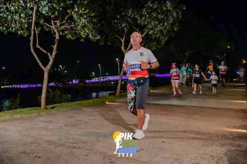 Race photo from PIK NITE RUN 2025