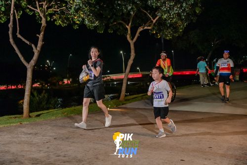 Race photo from PIK NITE RUN 2025
