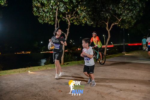Race photo from PIK NITE RUN 2025
