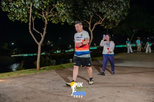 Race photo from PIK NITE RUN 2025