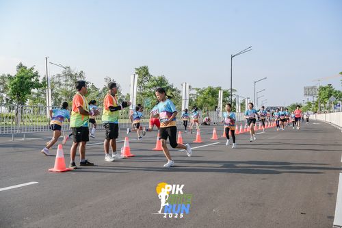 Race photo from PIK NITE RUN 2025