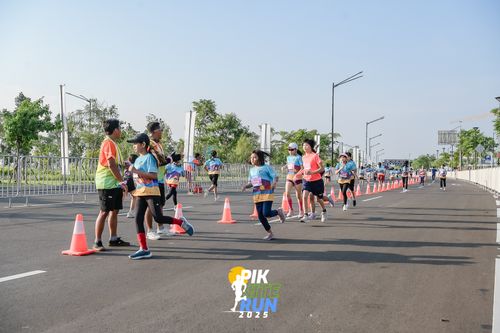 Race photo from PIK NITE RUN 2025