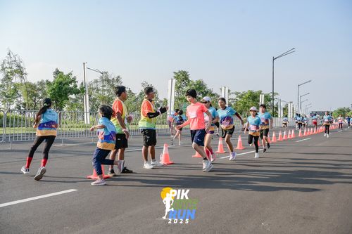 Race photo from PIK NITE RUN 2025