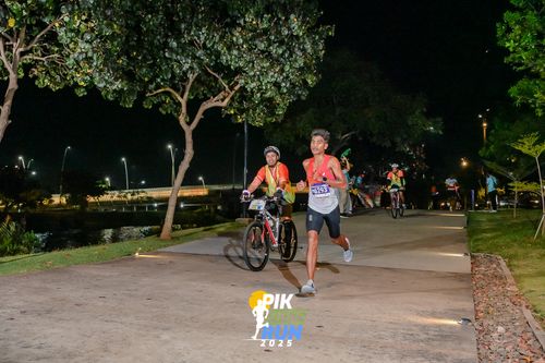 Race photo from PIK NITE RUN 2025