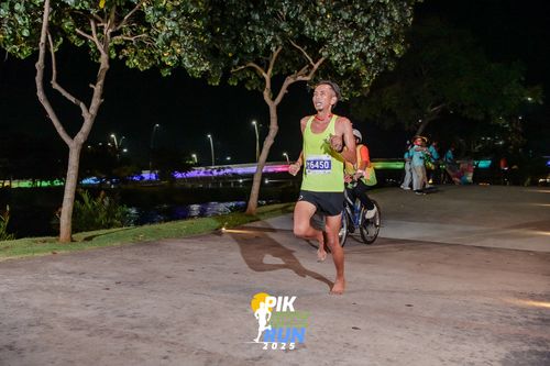 Race photo from PIK NITE RUN 2025
