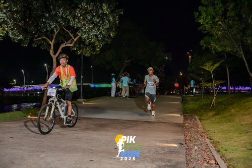 Race photo from PIK NITE RUN 2025