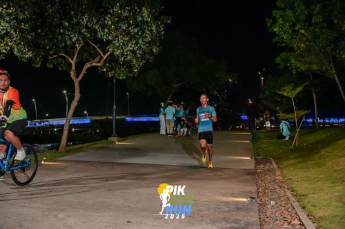 Race photo from PIK NITE RUN 2025