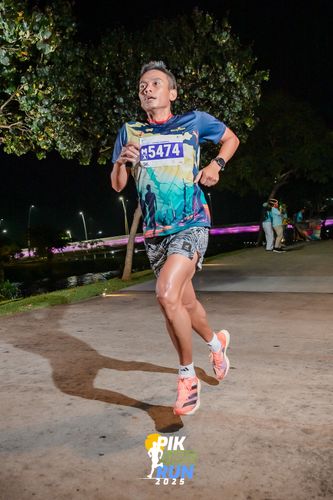 Race photo from PIK NITE RUN 2025