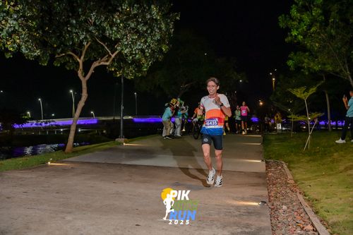 Race photo from PIK NITE RUN 2025