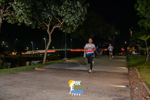 Race photo from PIK NITE RUN 2025