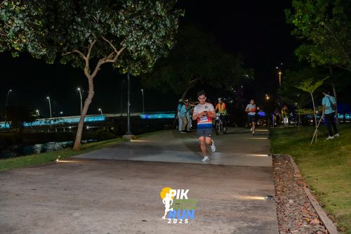 Race photo from PIK NITE RUN 2025