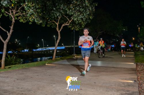 Race photo from PIK NITE RUN 2025