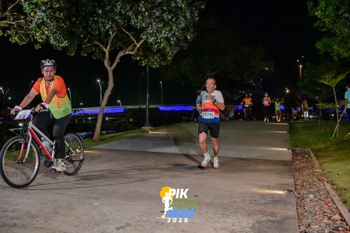 Race photo from PIK NITE RUN 2025