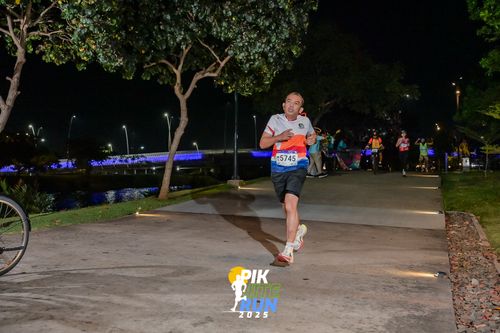 Race photo from PIK NITE RUN 2025
