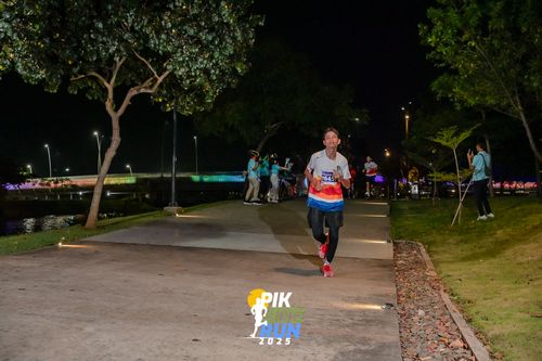 Race photo from PIK NITE RUN 2025