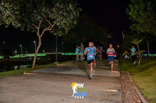 Race photo from PIK NITE RUN 2025