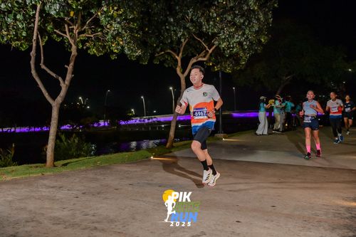 Race photo from PIK NITE RUN 2025