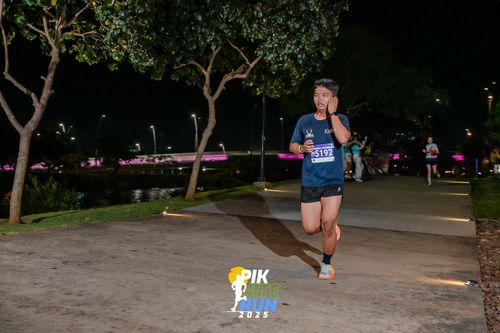 Race photo from PIK NITE RUN 2025