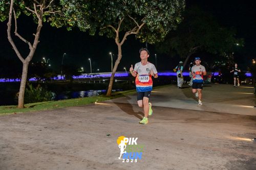 Race photo from PIK NITE RUN 2025