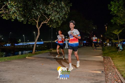 Race photo from PIK NITE RUN 2025