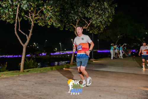 Race photo from PIK NITE RUN 2025