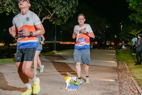 Race photo from PIK NITE RUN 2025