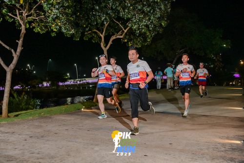 Race photo from PIK NITE RUN 2025