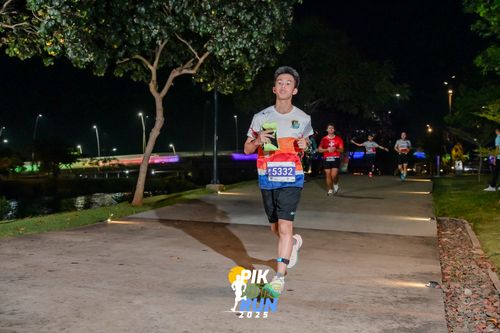 Race photo from PIK NITE RUN 2025