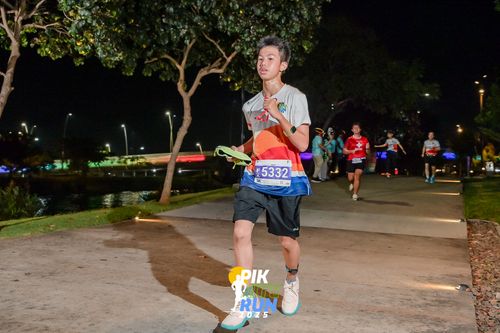 Race photo from PIK NITE RUN 2025