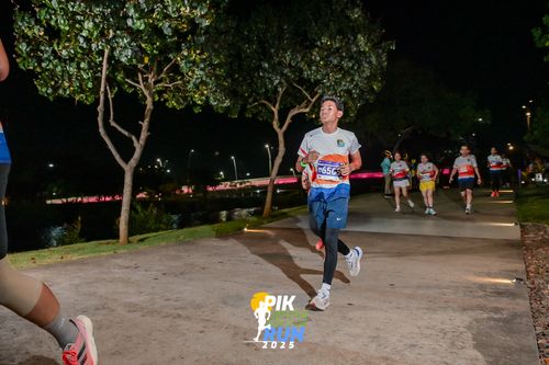Race photo from PIK NITE RUN 2025