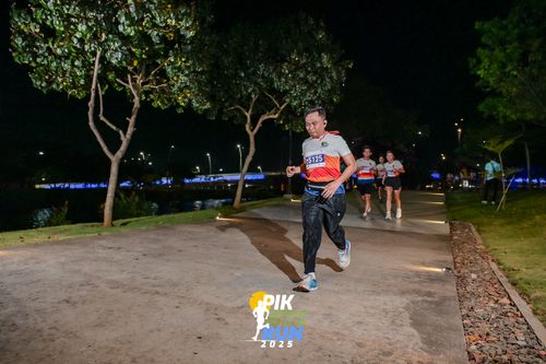 Race photo from PIK NITE RUN 2025