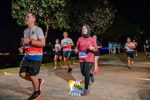 Race photo from PIK NITE RUN 2025