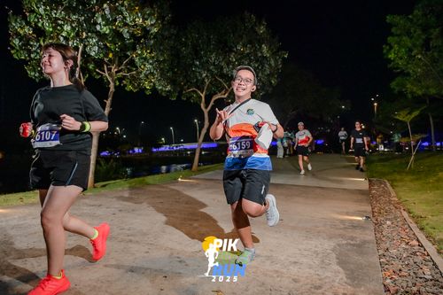 Race photo from PIK NITE RUN 2025
