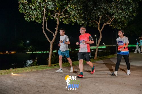 Race photo from PIK NITE RUN 2025