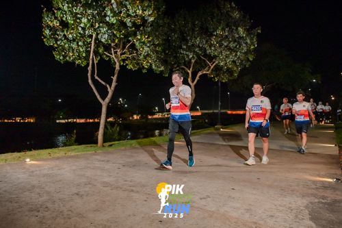 Race photo from PIK NITE RUN 2025