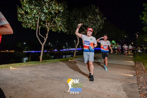 Race photo from PIK NITE RUN 2025