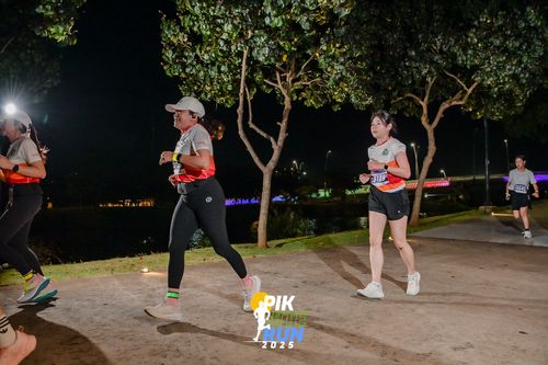 Race photo from PIK NITE RUN 2025